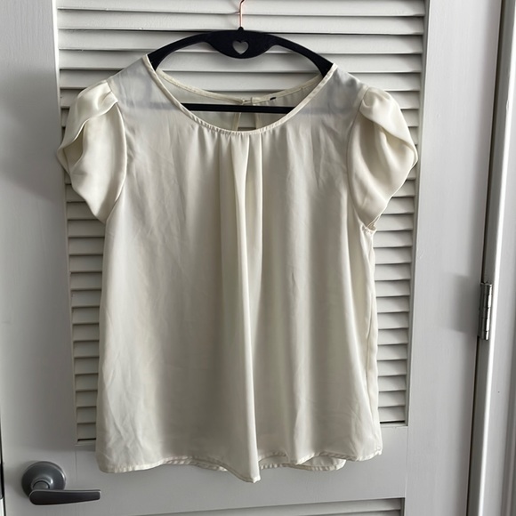 Stitchfix Tops - Delicate crepe flutter sleeve flowy top